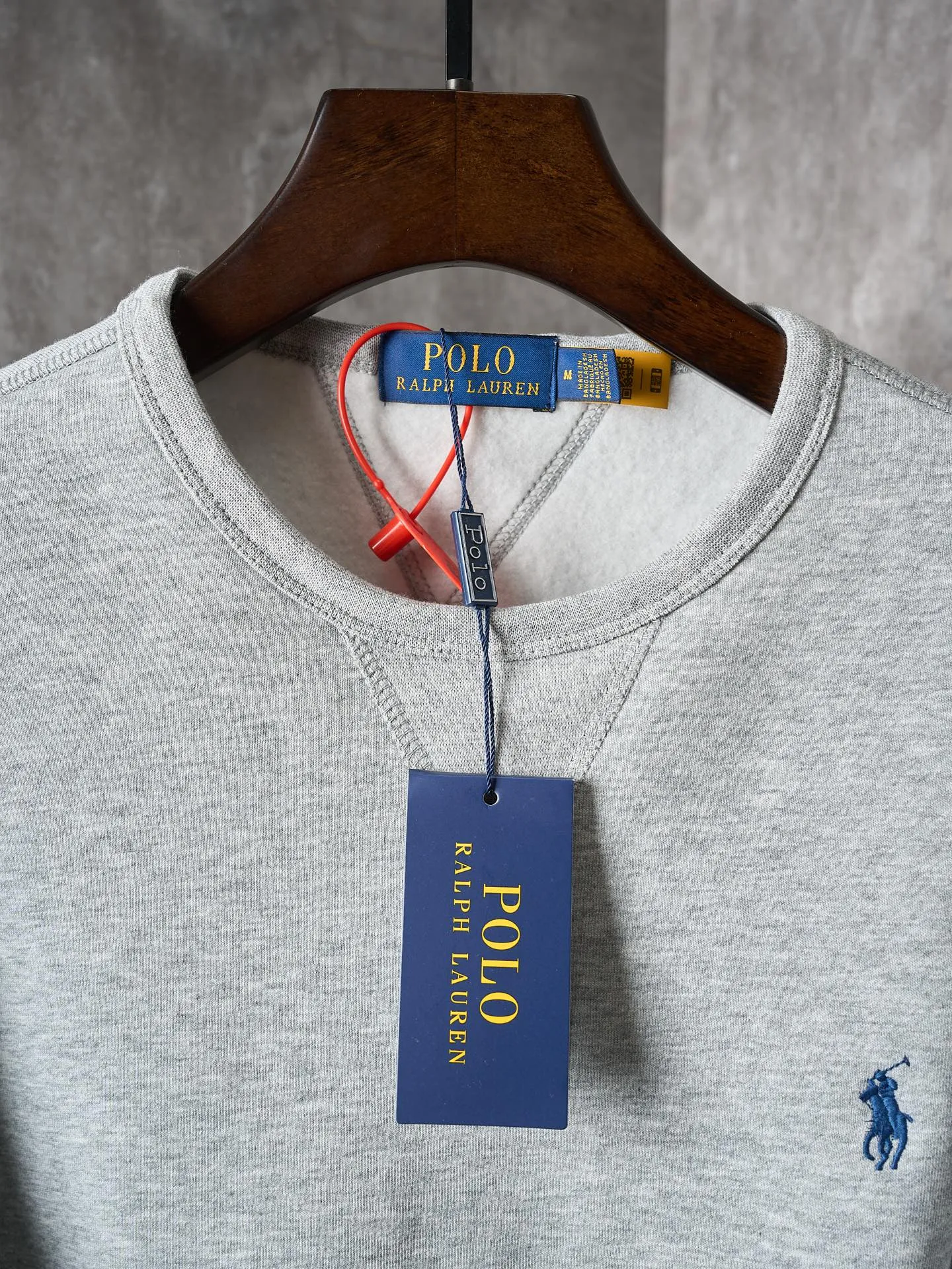 P290 Actual auction】Ralph Lauren/Ralph Lauren solid color pony logo embroidered round neck sweatshirt (grey) [Ready stock] S M L XL custom cloud-like honey cotton fleece sweatshirt material has a delicate feel and is comfortable and skin-friendly. It is based on matte gray and comes with a soft light filter. The exquisite indigo pony logo is embellished. It is highly recognizable. It has an atmosphere of freedom and vitality. A symphony of pure and smart colors. Use extreme simplicity to outline high-end silhouettes, become the smart focus of vision, and show taste in silence. Use imported machine embroidery technology. Use advanced computer control systems and precision mechanical components to achieve the iconic pony embroidery operation. High precision. The lines are smooth and delicate. Adopt Hasuo technology and use specific machines to sew. Hasuo has high fastness and adds visual effects. It is time-consuming and labor-intensive. The fabrics have been washed and have a better texture. They are not easy to deform and are not easy to shrink. Not easy to fade, maintain long-term beauty, and fit well.